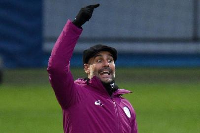 Manchester Citys Spanish manager Pep Guardiola (L) gestures as he talks with Manchester Citys Brazilian midfielder Fernandinho during a team training session at the City Football Academy in Manchester, north west England on November 20, 2017, on the eve of their UEFA Champions League Group F match against Feyenoord. / AFP PHOTO / Oli SCARFF