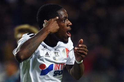 Amiens French forward Harrison Manzala celebrates after scoring a goal   during the French L1 football match between Amiens (ASC) and Lille (LOSC) on November 20, 2017, at the Licorne Stadium in Amiens, northern France. / AFP PHOTO / FRANCOIS LO PRESTI