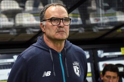 Lilles Argentinian head coach Marcelo Bielsa attends  the French L1 football match between Amiens (ASC) and Lille (LOSC) on November 20, 2017, at the Licorne Stadium in Amiens, northern France. / AFP PHOTO / FRANCOIS LO PRESTI