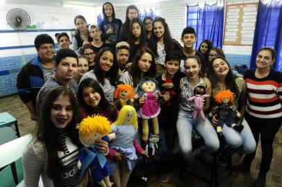  

NOVA SANTA RITA,RS, BRASIL.2017-10-27.Turma de oitavo ano confeccionou bonecas com características especiais como forma de combater o bullying,na  Escola Miguel Couto.(RONALDO BERNARDI/AGENCIA RBS)