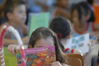  Lei Federal obriga as escolas públicas terem média de um livro por aluno matriculado. Na Escola Municipal Amador Aguir essa realidade não é problema. A escola tem o maior acervo das municipais e já tem Bibliotecaria, Paullet Gillet, que afirma estar funcionando no habito de ler dos alunos. Débora Cristina de Souza está na 3º série C.