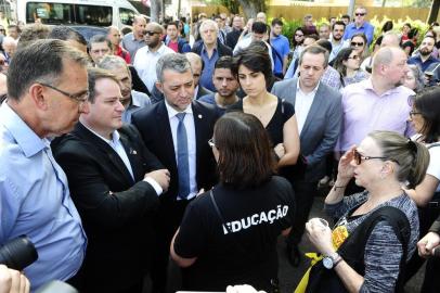  

PORTO ALEGRE, RS, BRASIL, 21-11-2017. Todos os acessos da Assembleia Legislativa do RS estão bloqueados desde as 6h50min desta terça-feira (21) por professores ligados ao Cpers. Segundo a entidade, a manifestação ocorre após o governo estadual anunciar a entrega de projetos de ajuste fiscal à Casa. A entidade que representa dos docentes afirma que as propostas prejudicam a categoria.