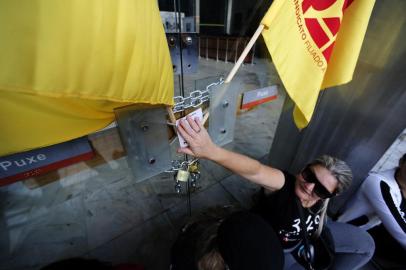  

PORTO ALEGRE, RS, BRASIL, 21-11-2017. Todos os acessos da Assembleia Legislativa do RS estão bloqueados desde as 6h50min desta terça-feira (21) por professores ligados ao Cpers. Segundo a entidade, a manifestação ocorre após o governo estadual anunciar a entrega de projetos de ajuste fiscal à Casa. A entidade que representa dos docentes afirma que as propostas prejudicam a categoria.