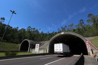  MAQUINÉ-RS-BRASIL- BR-101  Túnel do Morro Alto, em Maquiné/RS- Falta de verbas deverá fechar túneis da BR-101 em Maquiné (RS). Vamos até o local fazer imagens da estrutura, que segundo o Dnit custa R$ 533 mil por mês. FOTO FERNANDO GOMES/ZERO HORA.