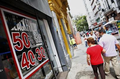  

PORTO ALEGRE, RS, BRASIL, 18-11-2017. Black Friday no centro de Porto Alegre. (FOTO: ANDERSON FETTER/AGÊNCIA RBS)