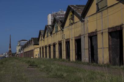  PORTO ALEGRE, RS, BRASIL -  Cais do Porto denuncia que os armazéns estão deteriorando - no contrato de arrendamento, a empresa deveria cuidar dos imóveis.Indexador: Jefferson Botega