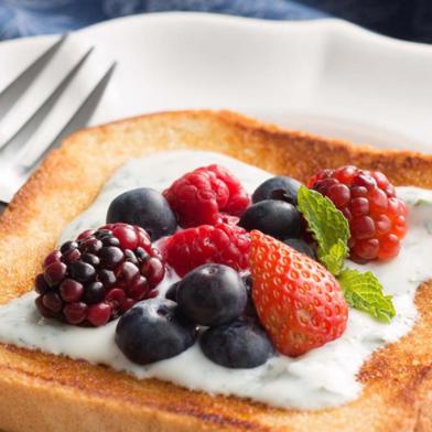 Fancy Toast de Grego e Frutas Vermelhas