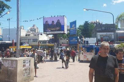 Praça Belgrano, na Argentina, com telões para a final entre Lanús x Grêmio