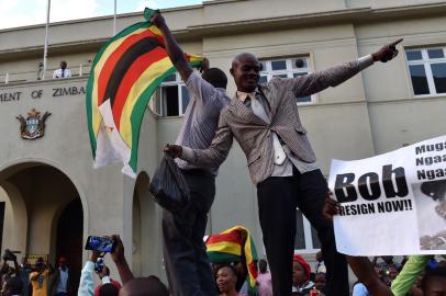  

People celebrate in the streets of Harare, after the resignation of Zimbabwes president Robert Mugabe on November 21, 2017.
The bombshell announcement sparks scenes of wild celebration in the streets of Harare, with car horns honking and crowds dancing and cheering over the departure of the autocrat who has ruled Zimbabwe since independence.  / AFP PHOTO / Tony KARUMBA

Editoria: WAR
Local: Harare
Indexador: TONY KARUMBA
Secao: crisis
Fonte: AFP
Fotógrafo: STF