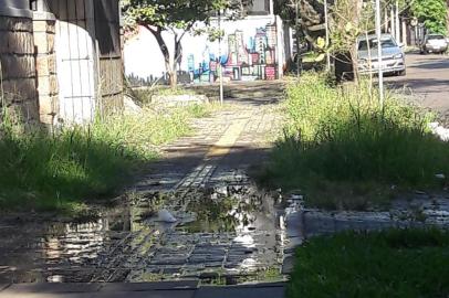 Após um mês convivendo com um vazamento na Avenida Maranhão, no bairro São Geraldo, zona norte de Porto Alegre, moradores acharam que a situação teria fim quando a prefeitura chegou ao local para realizar o conserto. Mas, um dia depois, o problema retornou ainda pior, segundo uma moradora.