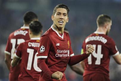 Liverpools Brazilian midfielder Roberto Firmino celebrates after scoring a goal on November 21, 2017 at the Ramon Sanchez Pizjuan stadium in Sevilla during the UEFA Champions League group E football match between Sevilla FC and Liverpool FC. / AFP PHOTO / CRISTINA QUICLER