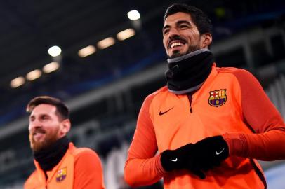 Barcelonas forward Lionel Messi (L) from Argentina and Barcelonas forward Luis Suarez from Uruguay attend a training session on the eve of the UEFA Champions League football match Juventus Vs Barcelona on November 21, 2017 at the Juventus Stadium in Turin.  / AFP PHOTO / MARCO BERTORELLO