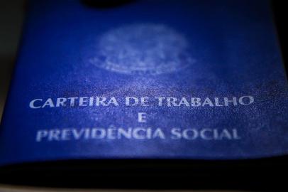  A partir de sábado (11/11/2017) uma nova Consolidação das Leis do Trabalho (CLT) passa a orientar as relações entre empregados e empregadores no Brasil. É a entrada em vigor da lei 13.467, 120 dias após aprovação. São mais de cem alterações na legislação. Entre as principais novidades, está o profissional autônomo que pode ser exclusivo de um empregador e, ainda assim, não ter a condição de empregado, o contrato intermitente (só por alguns períodos) e a terceirização, confirmada para a atividade principal de uma empresa. (FOTO: TIAGO GHIZONI/DIÁRIO CATARINENSE - FLORIANÓPOLIS, SANTA CATARINA, BRASIL - 12/11/2017)