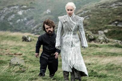 Peter Dinklage como Tyrion e Emilia Clarke como Daenerys em cena da sétima temporada de Game of Thrones.