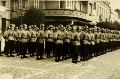 1º  Batalhão Ferroviário de Bento Gonçalves na década de 1960. Na foto, de 1962, a classe de 1943 durante a cerimônia de Juramento à Bandeira Nacional em 19 de novembro de 1962, defronte à prefeitura de Bento Gonçalves. À frente, em fila indiana, vemos os cabos Visentin, Rampazzo, Perizzolo, Salvaro (hoje General da Reserva do Exército), Mioranza e Freitas. Dolmires Vicentin Lunardi