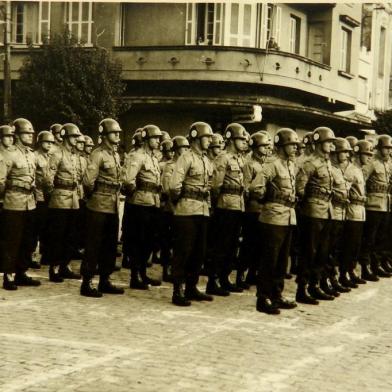 1º  Batalhão Ferroviário de Bento Gonçalves na década de 1960. Na foto, de 1962, a classe de 1943 durante a cerimônia de Juramento à Bandeira Nacional em 19 de novembro de 1962, defronte à prefeitura de Bento Gonçalves. À frente, em fila indiana, vemos os cabos Visentin, Rampazzo, Perizzolo, Salvaro (hoje General da Reserva do Exército), Mioranza e Freitas. Dolmires Vicentin Lunardi