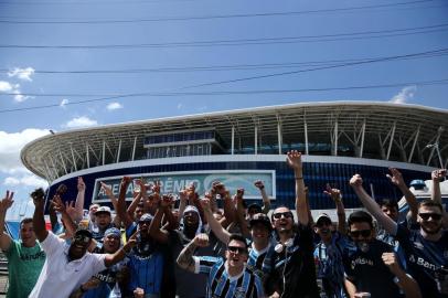  

PORTO ALEGRE, RS, BRASIL, 22-11-2017. Torcedores se preparam para o jogo entre Grêmio e Lanús pela final da Libertadores perto do estádio Arena. (CARLOS MACEDO/AGÊNCIA RBS)