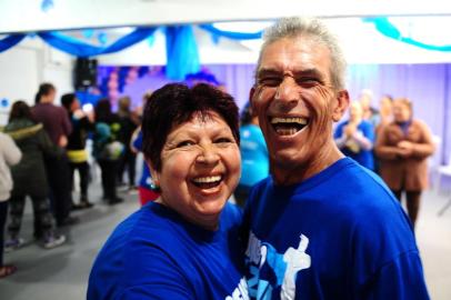  CAXIAS DO SUL, RS, BRASIL, 22/11/2017. Baile do Novembro Azul, organizado pela Associação de Apoio a Pessoas com Câncer, a Aapecan Caxias do Sul, oferece diversão para pacientes e ex-pacientes de câncer assistidos pela entidade. Maria Weis, 58 anos, que teve câncer de mama, e o aposentado Henrique Mario Lopes, 60 anos, que teve câncer de próstata. (Diogo Sallaberry/Agência RBS)