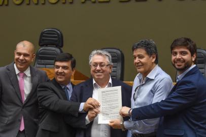 CPI da Telefonia MÃ³vel se reune para presentaÃ§Ã£o e votaÃ§Ã£o do RelatÃ³rio Final. Na foto, da esq.: os vereadores Luciano Marcantonio, JosÃ© Freitas, Adeli Sell, CassiÃ¡ Carpes e Felipe Camozzato.