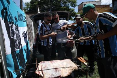  

PORTO ALEGRE, RS, BRASIL, 22-11-2017. Torcedores se preparam para o jogo entre Grêmio e Lanús pela final da Libertadores perto do estádio Arena. (CARLOS MACEDO/AGÊNCIA RBS)