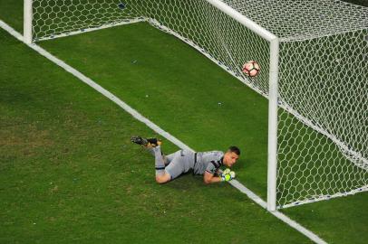  

PORTO ALEGRE, RS, BRASIL, 22.11.2017. Grêmio enfrenta o argentino Lanús, na primeira partida da final da Libertadores 2017, na Arena.

Foto: Jefferson Botega/Agência RBS