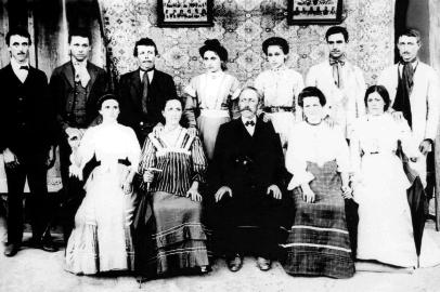  Família de Pietro Angelo Lazzari - Em pé: Giuseppe, Paulo Cataldo, Jiulio Spagnolo, (Genro), Catarina, Albina, Leonardo, Ettore Vincenzo. Sentados: Marina Ropardo, Teresa Catterina, Pietro Angelo,Jiudite, (Nora) e Josefina, (Nora)