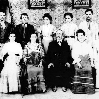  Família de Pietro Angelo Lazzari - Em pé: Giuseppe, Paulo Cataldo, Jiulio Spagnolo, (Genro), Catarina, Albina, Leonardo, Ettore Vincenzo. Sentados: Marina Ropardo, Teresa Catterina, Pietro Angelo,Jiudite, (Nora) e Josefina, (Nora)