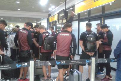  

PORTO ALEGRE, RS, BRASIL - 23/11/2017 - Embarque do Lanús para a Argentina após a derrota na primeira partida da final da Libertadores. (Fernando Gomes/Agência RBS)