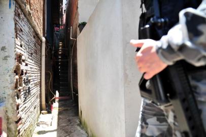  

CAXIAS DO SUL, RS, BRASIL, 23/11/2017. A Brigada Militar de Caxias do Sul confirma a morte de quatro homens em uma ação no bairro Primeiro de Maio na manhã desta quinta-feira. Armas foram encontradas no local. (Diogo Sallaberry/Agência RBS)