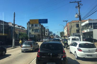 Trânsito lento na saída de Porto Alegre pela Terceira Perimetral