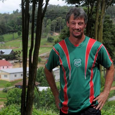  BENTO GONÇALVES, RS, BRASIL, 20/112017 - Mauro Morandi é zagueiro histórico do futebol amador de Bento Gonçalves e organizador do Campeonato Colonial. (Marcelo Casagrande/Agência RBS)