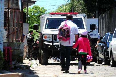  CAXIAS DO SUL, RS, BRASIL, 23/11/2017. A Brigada Militar de Caxias do Sul confirma a morte de quatro homens em uma ação no bairro Primeiro de Maio na manhã desta quinta-feira. Armas foram encontradas no local. (Diogo Sallaberry/Agência RBS)