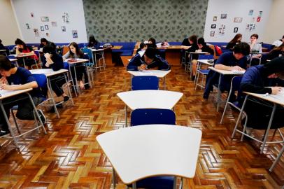 Turma do 3º ano do Ensino Médio em prova de Química no Colégio Champagnat, nesta semana 