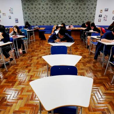 Turma do 3º ano do Ensino Médio em prova de Química no Colégio Champagnat, nesta semana 