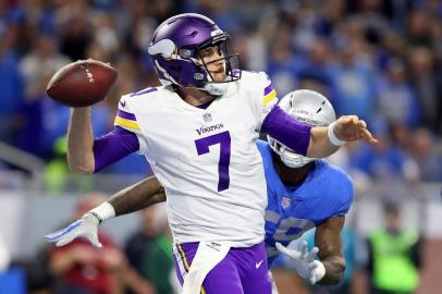 Minnesota Vikings v Detroit LionsDETROIT, MI - NOVEMBER 23: Quarterback Case Keenum #7 of the Minnesota Vikings looks down field to pass the ball against the Detroit Lions during the second halfat Ford Field on November 23, 2017 in Detroit, Michigan.   Gregory Shamus/Getty Images/AFPEditoria: SPOLocal: DetroitIndexador: Gregory ShamusSecao: American FootballFonte: GETTY IMAGES NORTH AMERICAFotógrafo: STF