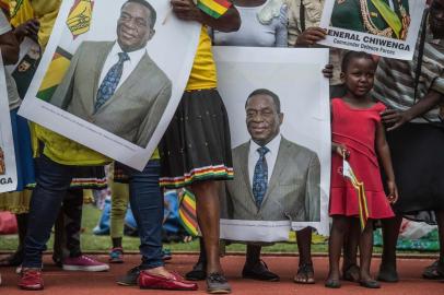  

Newly sworn in Zimbabwes president Emmerson Mnangagwa (C) walks after taking the oath of office at the national sports stadium on the outskirts of Harare, on November 24, 2017 during the Inauguration ceremony.

Emmerson Mnangagwa was sworn in as Zimbabwes president on November 24, marking the final chapter of a political drama that toppled his predecessor Robert Mugabe after a military takeover. / AFP PHOTO / Marco Longari

Editoria: POL
Local: Harare
Indexador: MUJAHID SAFODIEN
Secao: politics (general)
Fonte: AFP
Fotógrafo: STR