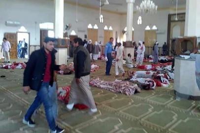  

Egyptians walk past bodies following a gun and bombing attack at the Rawda mosque, roughly 40 kilometres west of the North Sinai capital of El-Arish, on November 24, 2017.
A bomb explosion ripped through the mosque before gunmen opened fire on the worshippers gathered for weekly Friday prayers, officials said.
 / AFP PHOTO / STRINGER

Editoria: WAR
Local: El-Arish
Indexador: STRINGER
Secao: guerrilla activity
Fonte: AFP
Fotógrafo: STR