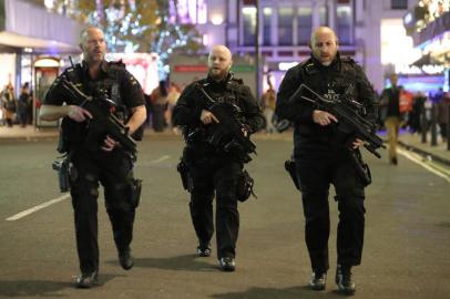  

Police set up a cordon outside Oxford Circus underground station as they respond to an incident in central London on November 24, 2017.
British police said they were responding to an "incident" at Oxford Circus in central London on Friday and have evacuated the Underground station, in an area thronged with people on a busy shopping day. / AFP PHOTO / Daniel LEAL-OLIVAS

Editoria: WAR
Local: London
Indexador: DANIEL LEAL-OLIVAS
Secao: act of terror
Fonte: AFP
Fotógrafo: STR