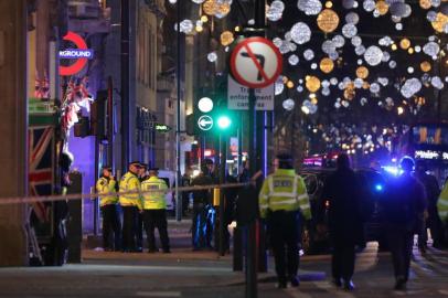  

Police set up a cordon outside Oxford Circus underground station as they respond to an incident in central London on November 24, 2017.
British police said they were responding to an incident at Oxford Circus in central London on Friday and have evacuated the Underground station, in an area thronged with people on a busy shopping day. / AFP PHOTO / Daniel LEAL-OLIVAS

Editoria: WAR
Local: London
Indexador: DANIEL LEAL-OLIVAS
Secao: act of terror
Fonte: AFP
Fotógrafo: STR