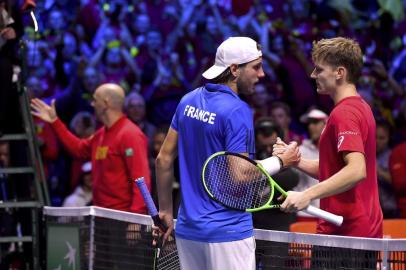 Belgiums David Goffin (R) reacts after winning a match against Frances Lucas Pouille during the Davis Cup World Group singles rubber final tennis match between France and Belgium at The Pierre Mauroy Stadium in Lille on November 24, 2017.  / AFP PHOTO / PHILIPPE HUGUEN