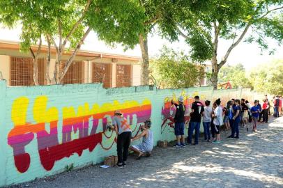  CAXIAS DO SUL, RS, BRASIL, 24/11/2017. Escola Ramiro Pigozzi (Rua São José, 2042 ¿ Arco Baleno), cujo muro, que estava todo pichado, recebe grafite de Fábio Panone - com a ajuda de estudantes. (Diogo Sallaberry/Agência RBS)