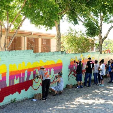  CAXIAS DO SUL, RS, BRASIL, 24/11/2017. Escola Ramiro Pigozzi (Rua São José, 2042 ¿ Arco Baleno), cujo muro, que estava todo pichado, recebe grafite de Fábio Panone - com a ajuda de estudantes. (Diogo Sallaberry/Agência RBS)