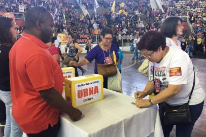 Os professores ligados ao Cpers Sindicato decidiram, em assembleia realizada nesta tarde, manter a greve da categoria. Foram 838 votos pela manutenção da greve e 782 pedindo a suspensão da paralisação.