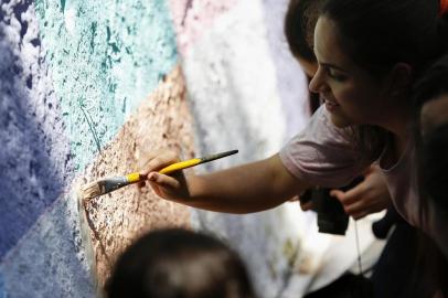  

PORTO ALEGRE, RS, BRASIL, 24-11-2017: Estudantes do Colégio Batista escrevem poesias inspiradas em Mario Quintana e pintam o muro da escola. (Foto: Mateus Bruxel / Agência RBS)