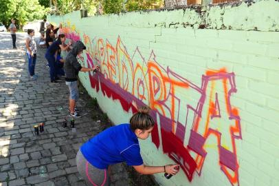  CAXIAS DO SUL, RS, BRASIL, 24/11/2017. Escola Ramiro Pigozzi (Rua São José, 2042 ¿ Arco Baleno), cujo muro, que estava todo pichado, recebe grafite de Fábio Panone - com a ajuda de estudantes. (Diogo Sallaberry/Agência RBS)