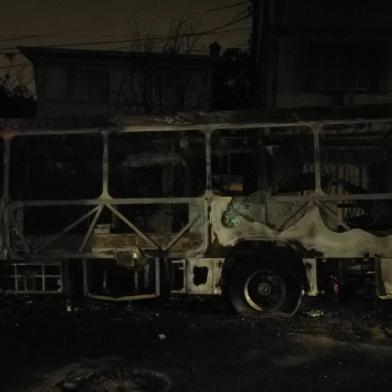 dois suspeitos foram presos por suposto envolvimento no ataque a ônibus da Visate, na noite desta sexta-feira, no bairro Jardim América, em Caxias do Sul. Na foto, ônibus incendiado.