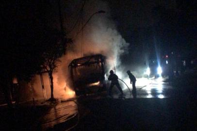 dois suspeitos foram presos por suposto envolvimento no ataque a ônibus da Visate, na noite desta sexta-feira, no bairro Jardim América, em Caxias do Sul. Na foto, ônibus incendiado.