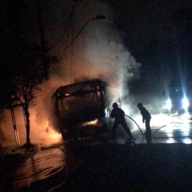 dois suspeitos foram presos por suposto envolvimento no ataque a ônibus da Visate, na noite desta sexta-feira, no bairro Jardim América, em Caxias do Sul. Na foto, ônibus incendiado.