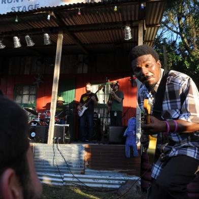  CAXIAS DO SUL, RS, BRASIL, 24/11/2017 - A 10ª Edição do Mississippi Delta Blues Festival ocorre nos dias 23, 24 e 25 de Novembro, na Estação Férrea, em Caxias do Sul. NA FOTO: Anthony Big A Sherrod, (MS/USA). (Marcelo Casagrande/Agência RBS)