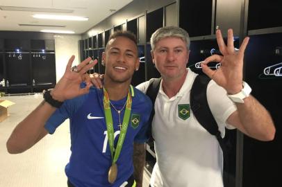 Odair Hellmann registra momento pós-conquista do ouro olímpico ao lado de Neymar